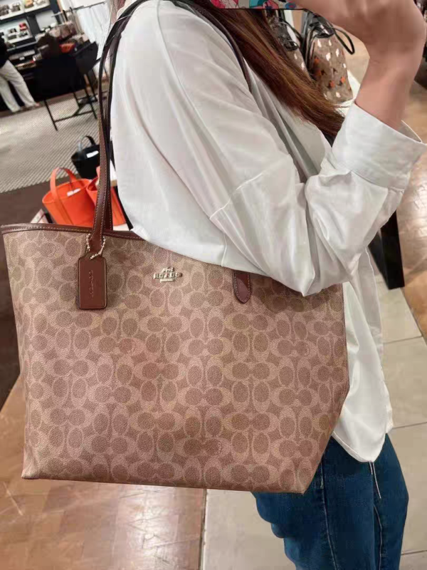 COACH Ole Lady Classic Handbag - Image 6