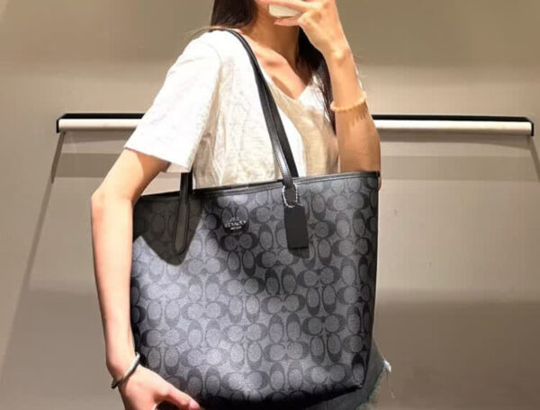 COACH zipper tote bag 25 new - Image 7